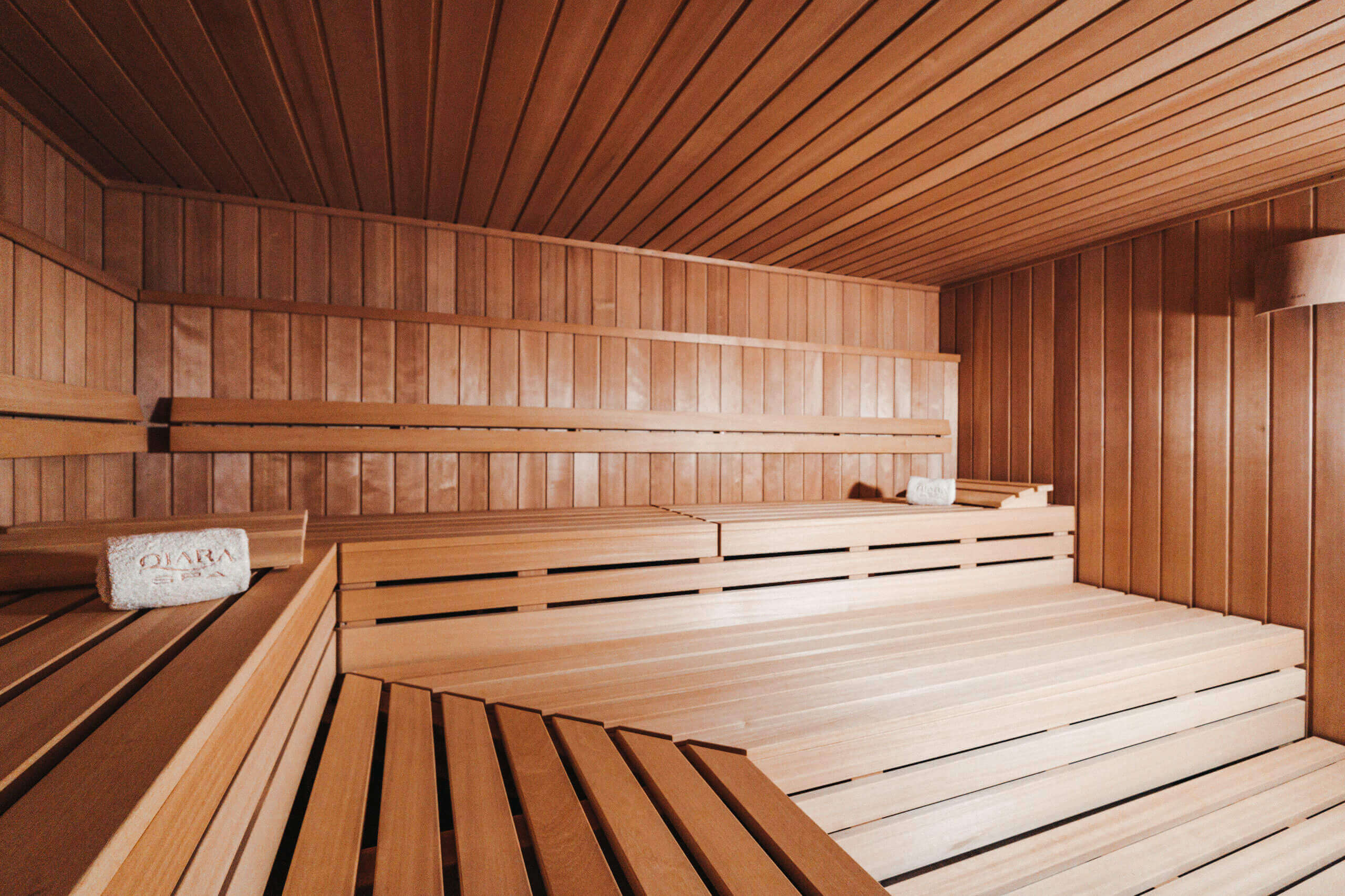 Eine Holzsauna mit Bänken im Hotel Stadt Hamburg GmbH