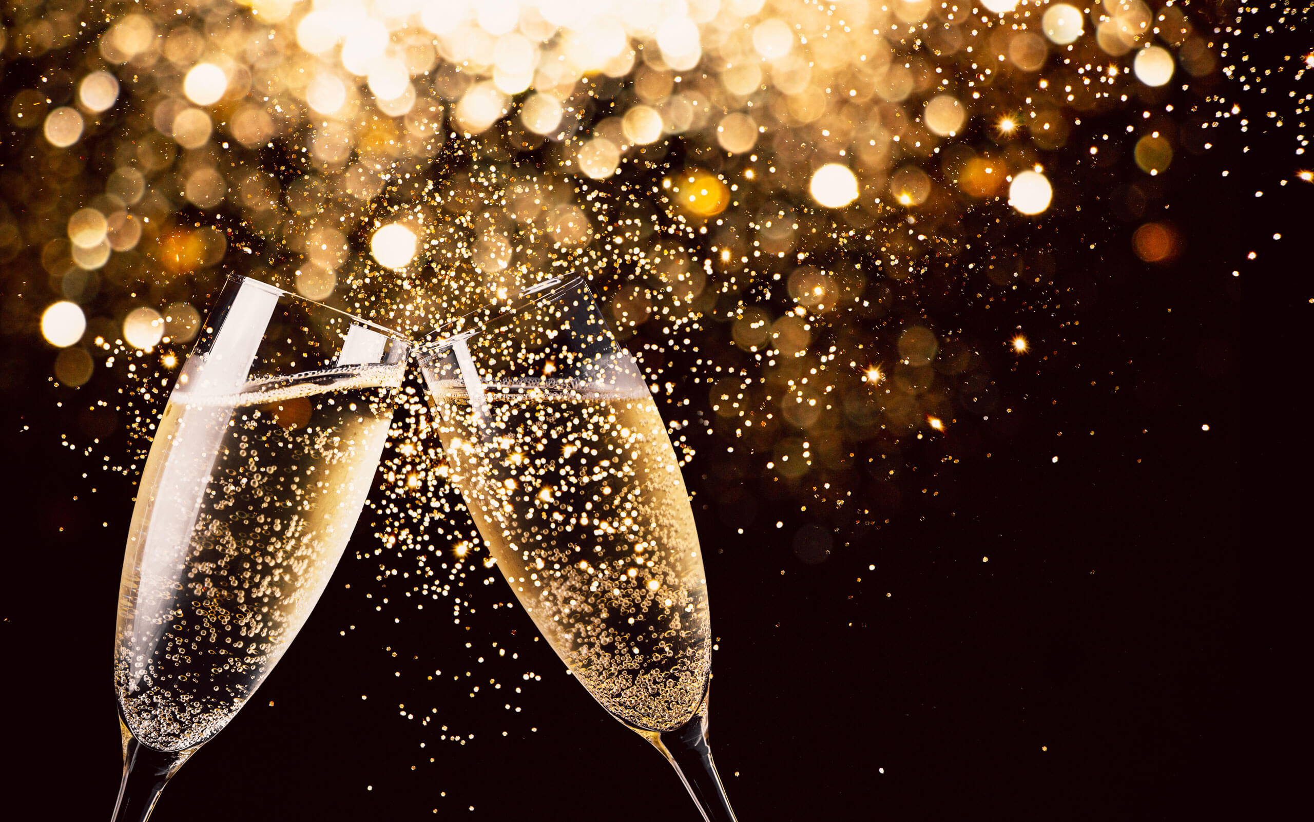 Ein Paar Champagnergläser mit Blasen