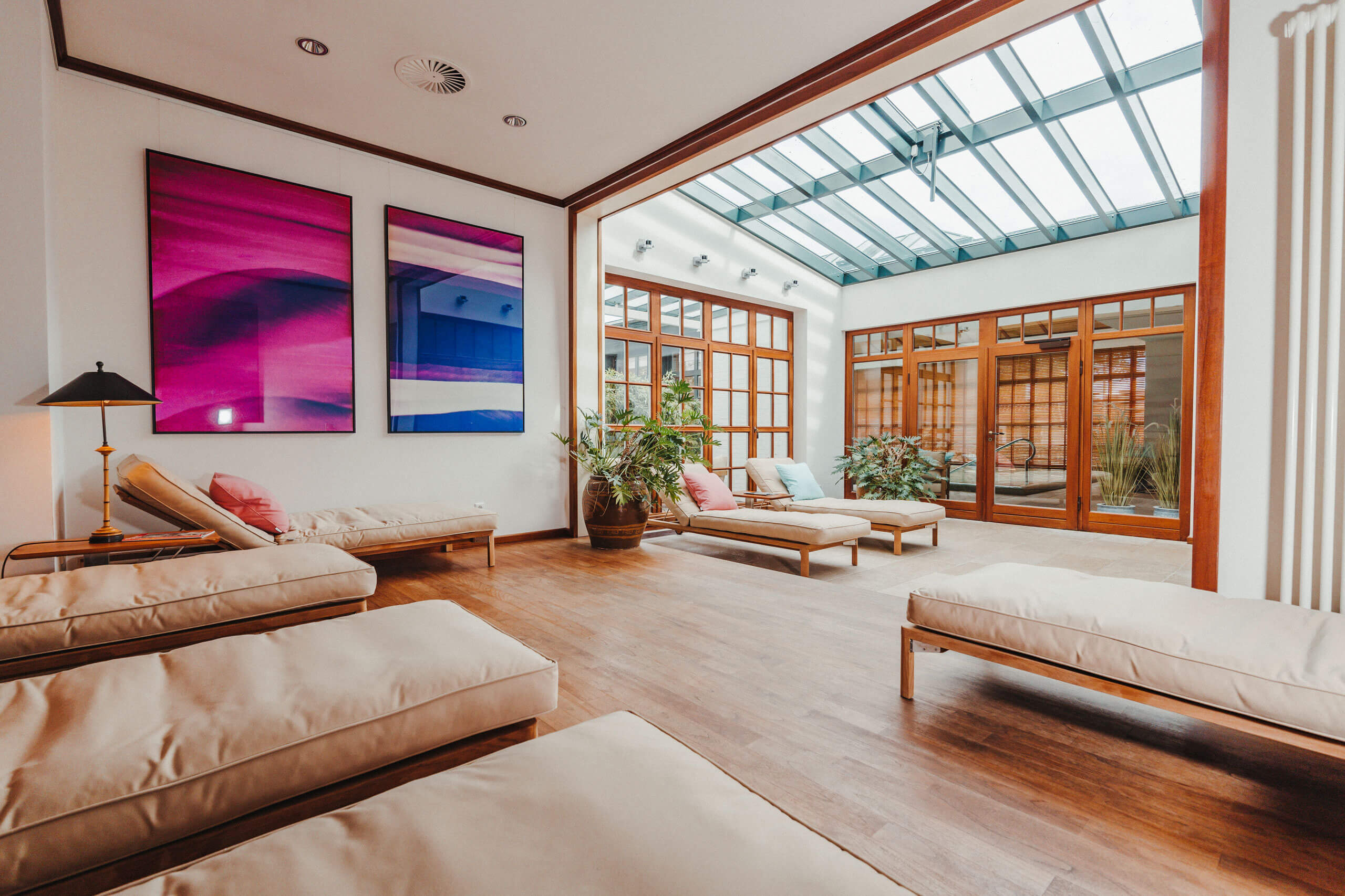 Ein Raum mit Sofas und Pflanzen im Hotel Stadt Hamburg