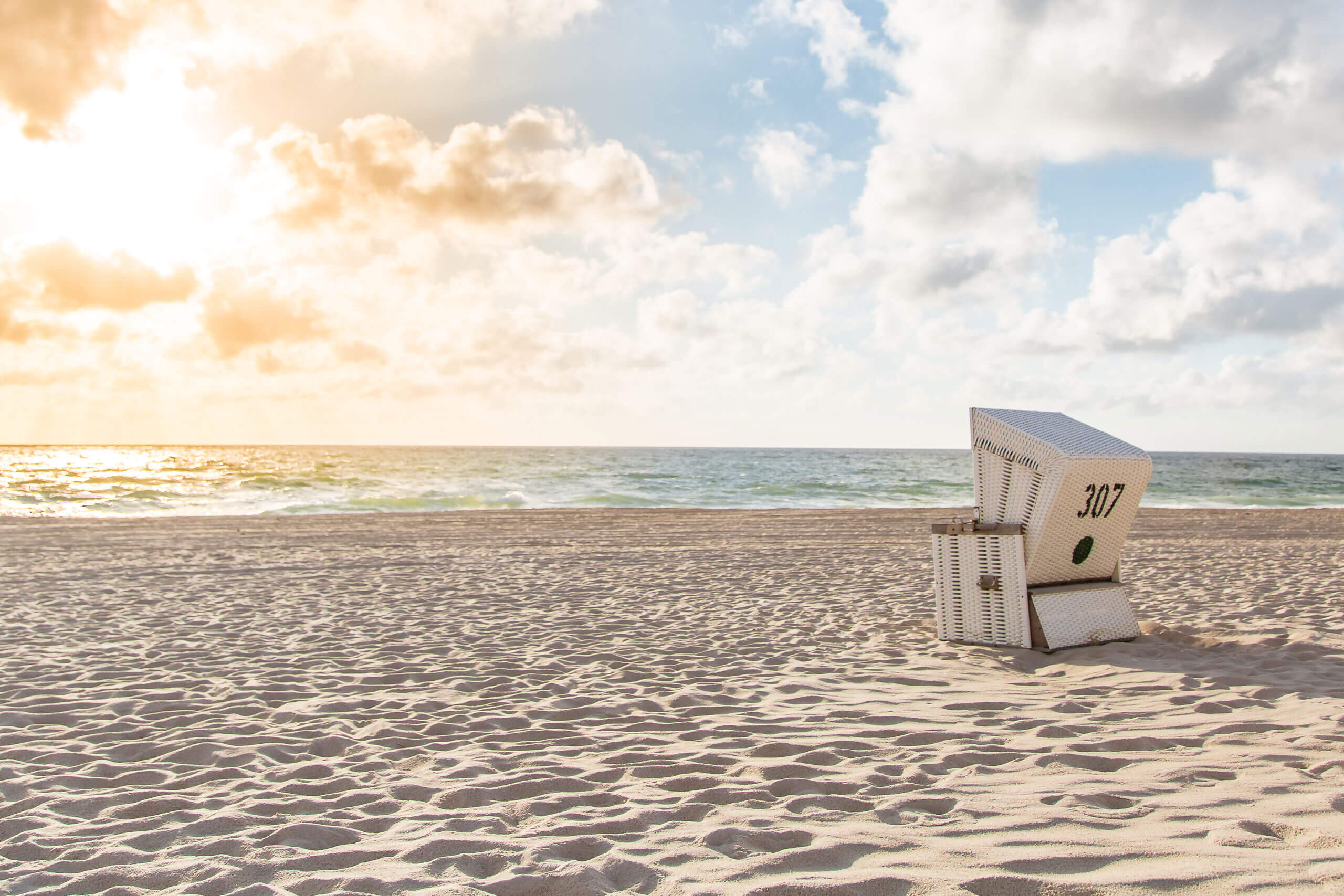 Ein Strand mit ein paar weißen Körben darauf